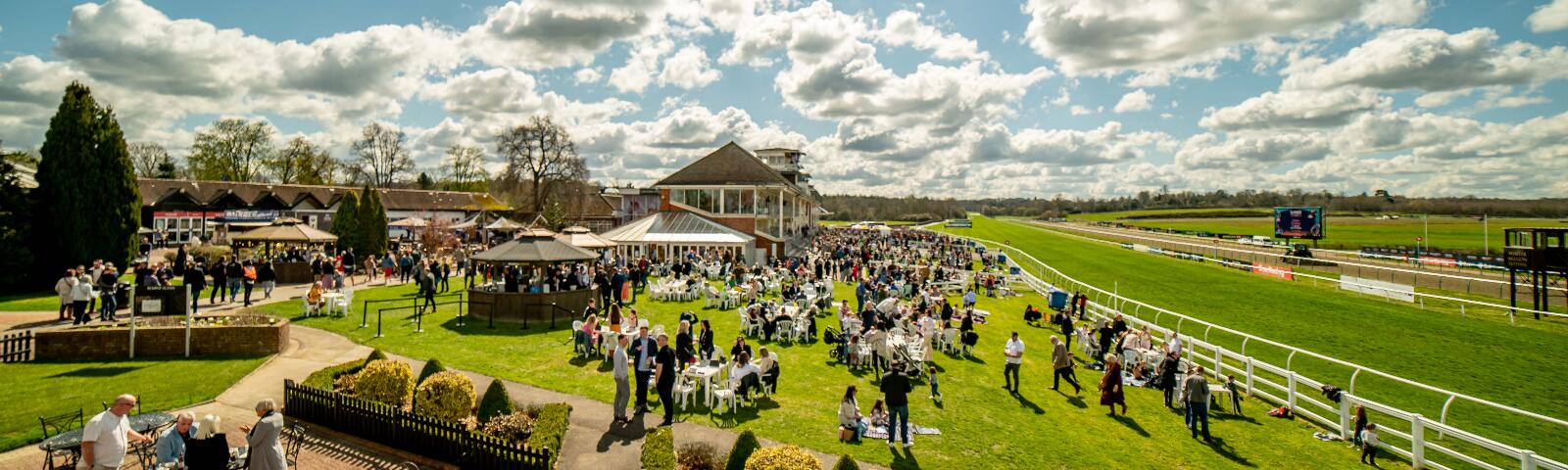 Overview of the racecourse grounds.